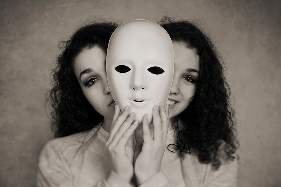 Vrouw met verschillende maskers