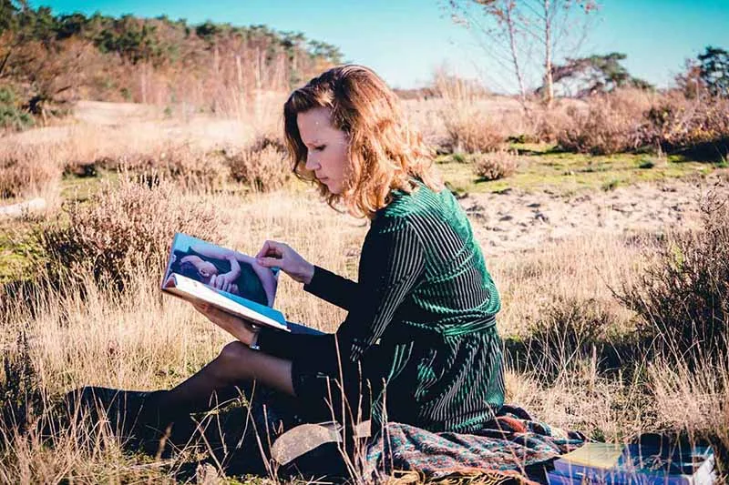 Ontwikkelen als therapeut is belangrijk, ontspannen lezen op de heide