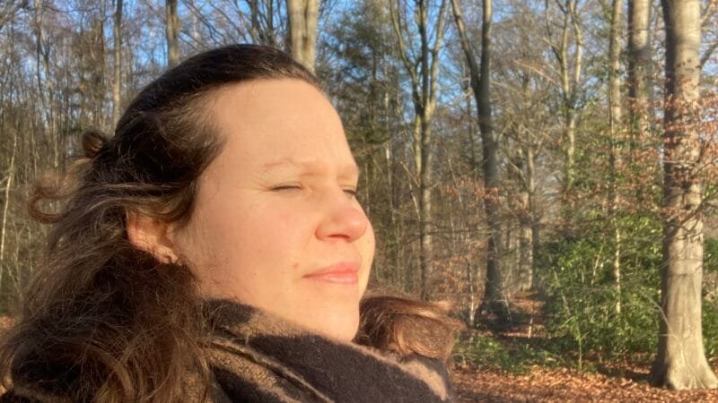 vrouw met opgejaagd gevoel in de zon
